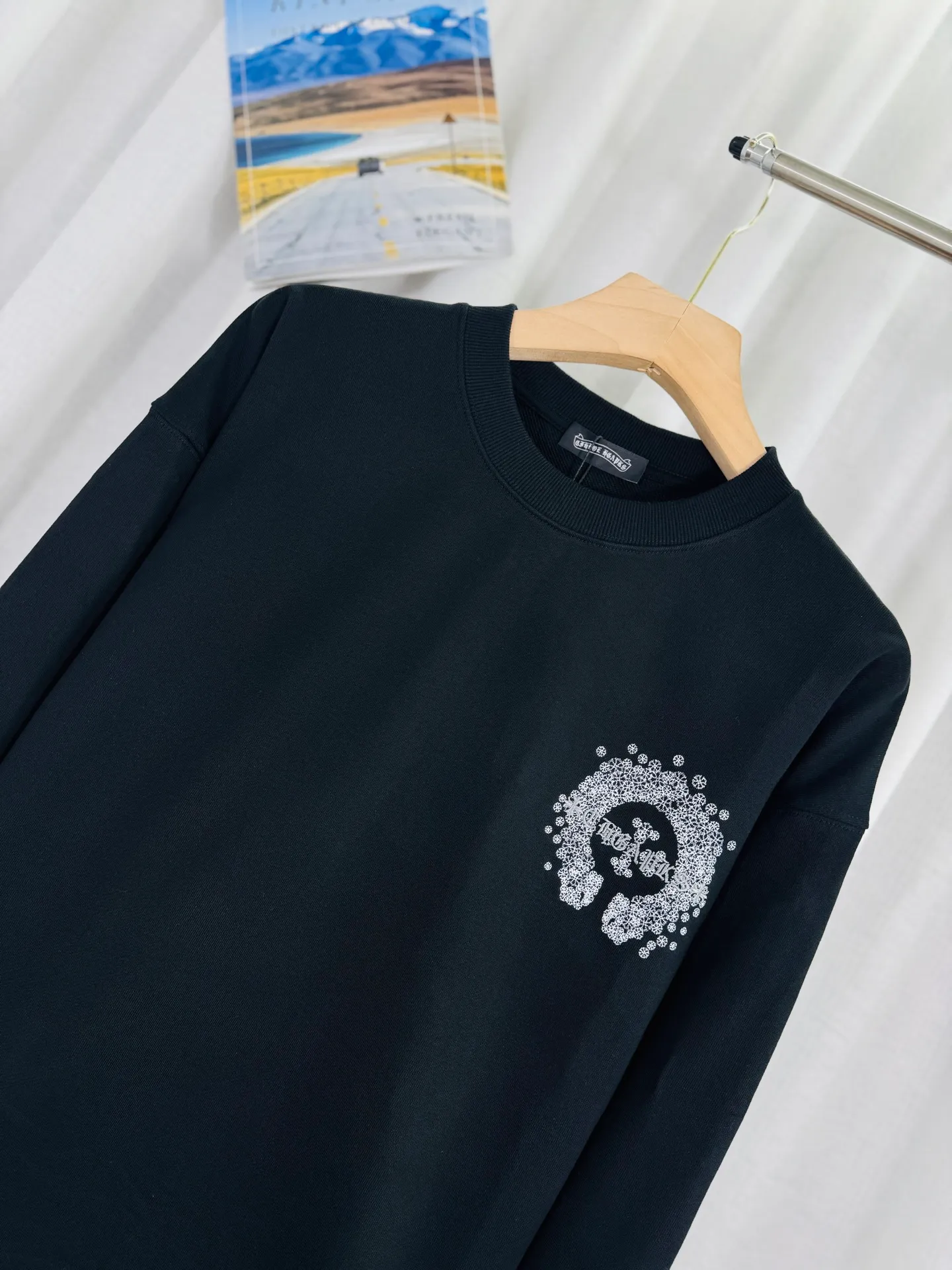 P260 top version, real shot without P, ​​different from market currency) 𝗖𝗵𝗿𝗼𝗺𝗲 𝗛𝗲𝗮𝗿𝘁𝘀/Cro Heart 2025 washed patch embroidery autumn and winter new original single counter American laser burnt 3D three-dimensional color embroidered couple casual sweatshirt 👑The highest version! Customized fabric 430g tripe terry fabric! American acid-washed and distressed original fabric laser burnt ✟appliqué embroidery and exquisite embroidery of letters! The best-selling model in the counter, very comfortable to wear. Accessories: original molded and authenticated collar label➕100% silk wash label. Genuine purchase-grade original hangtag➕matching hanging rope➕3D hanging beads➕original packaging bag. Craftsmanship: The original version has consistent wiring! The highest version of the armhole matching technique! Color: Gray Black Size: S M L XL Style Number: 25-332